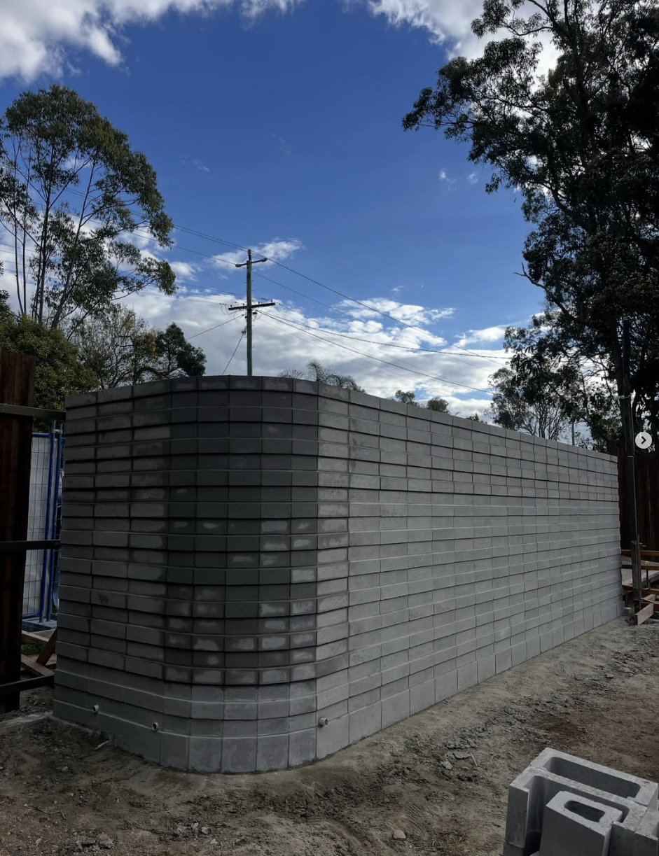Curved block retaining wall